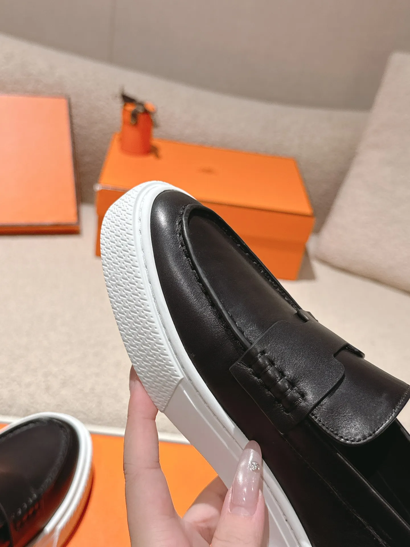 Men's men's shoes P620! Hermes# Thick Sole Couple Loafers These lace-up free sneakers in calfskin and washed denim feature signature "H" details. The design is simple and smooth, creating a fashionable urban look. It is comfortable and versatile. H family classics are not outdated, and the delivery counter is beautifully packaged🛍📦 Fabric: Original customized washed denim/first-layer cowhide Lining: Imported soft sheepskin Sole: Original open-molded anti-slip TPU material Size: 35-45